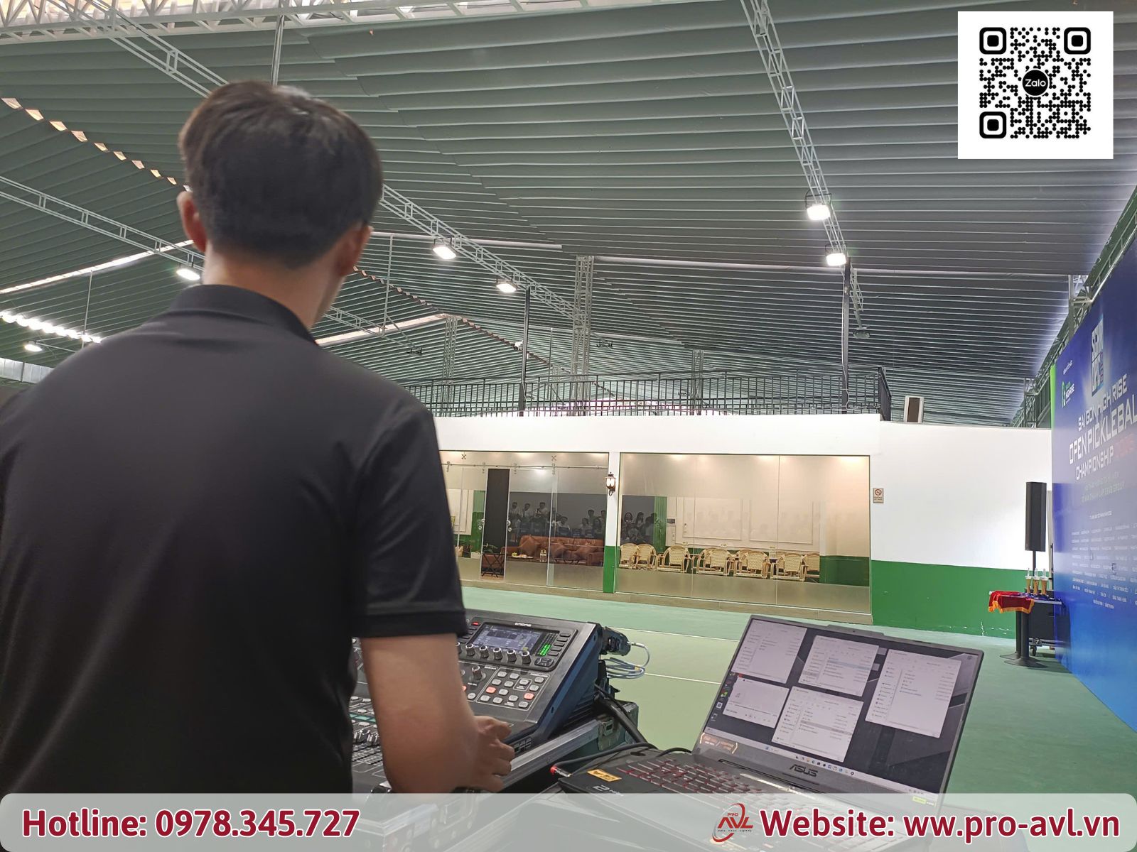Kỹ thuật viên ProAVL đang căn chỉnh âm thanh